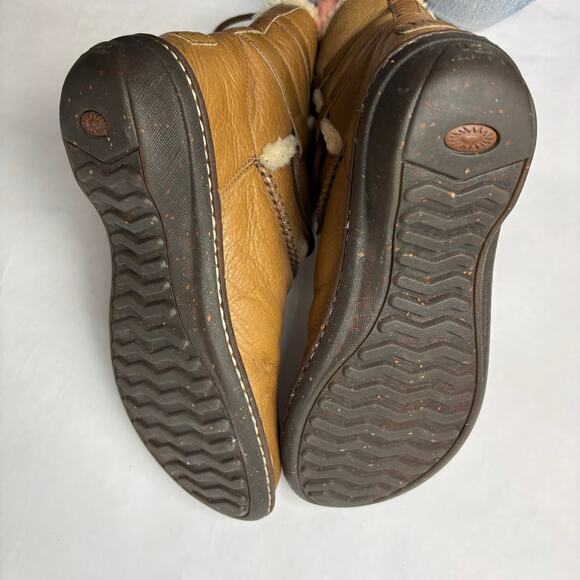 UGG Caspia 1932 Boots 9 Sheepskin Leather Laceup Cozycore Hygge Short Ankle Warm - Picture 10 of 12